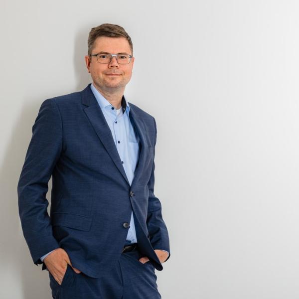 Dr. Tobias Hermann