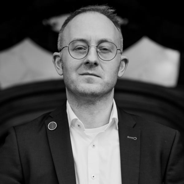 Dr. Jonas Hennig