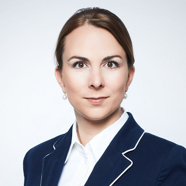 Dr. Julia Wolf