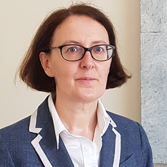 à la Cour Marianne Goebel