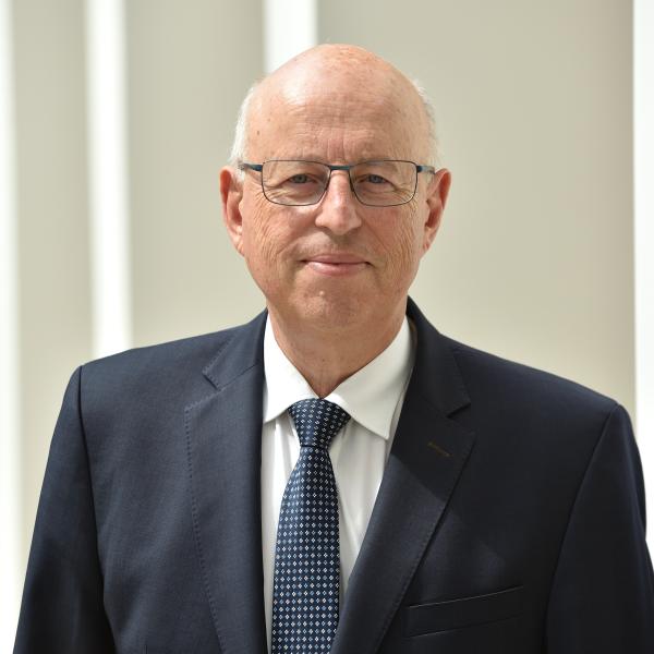 Dr. Bernd Kalsbach